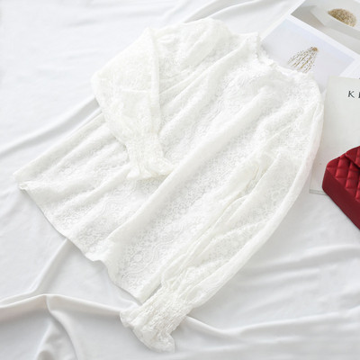 Γυναικεία δαντελένια μπλούζα με στρογγυλή λαιμόκοψη σε λευκό, μαύρο και μπεζ χρώμα