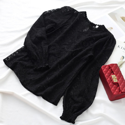 Γυναικεία δαντελένια μπλούζα με στρογγυλή λαιμόκοψη σε λευκό, μαύρο και μπεζ χρώμα