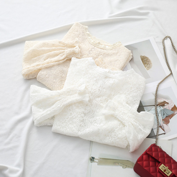 Γυναικεία δαντελένια μπλούζα με στρογγυλή λαιμόκοψη σε λευκό, μαύρο και μπεζ χρώμα