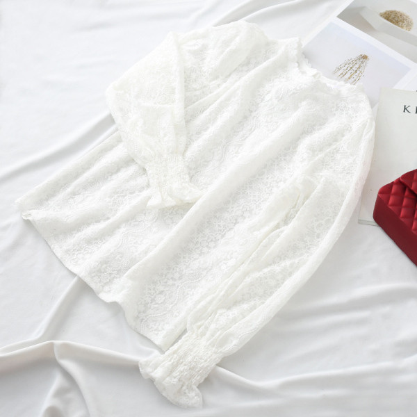 Γυναικεία δαντελένια μπλούζα με στρογγυλή λαιμόκοψη σε λευκό, μαύρο και μπεζ χρώμα