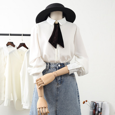 Elegáns női ing klasszikus gallérral és fehér, zöld és bézs gombokkal