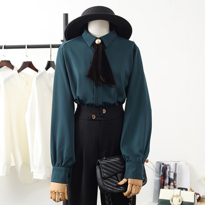 Elegáns női ing klasszikus gallérral és fehér, zöld és bézs gombokkal