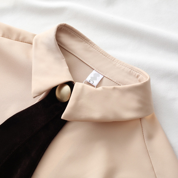 Elegáns női ing klasszikus gallérral és fehér, zöld és bézs gombokkal