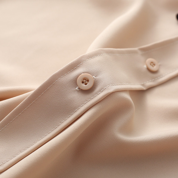 Elegáns női ing klasszikus gallérral és fehér, zöld és bézs gombokkal