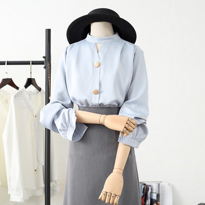 Μοντέρνο γυναικείο πουκάμισο με στρογγυλό ντεκολτέ και κουμπιά σε μπλε, άσπρο και μαύρο χρώμα