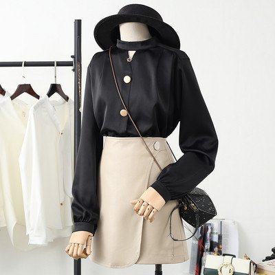 Μοντέρνο γυναικείο πουκάμισο με στρογγυλό ντεκολτέ και κουμπιά σε μπλε, άσπρο και μαύρο χρώμα