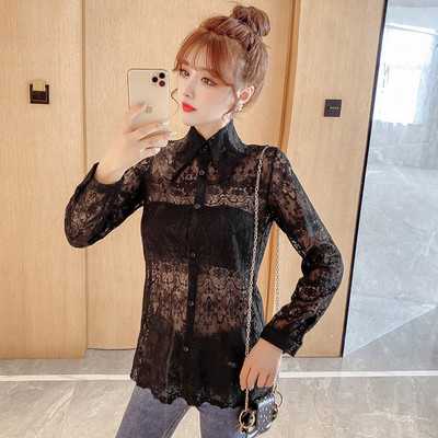 Női csipkeing fehér és fekete színben, klasszikus gallérral