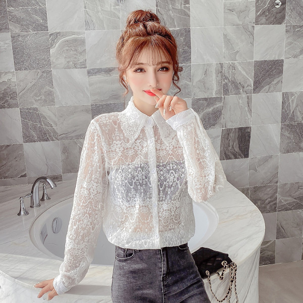 Női csipkeing fehér és fekete színben, klasszikus gallérral