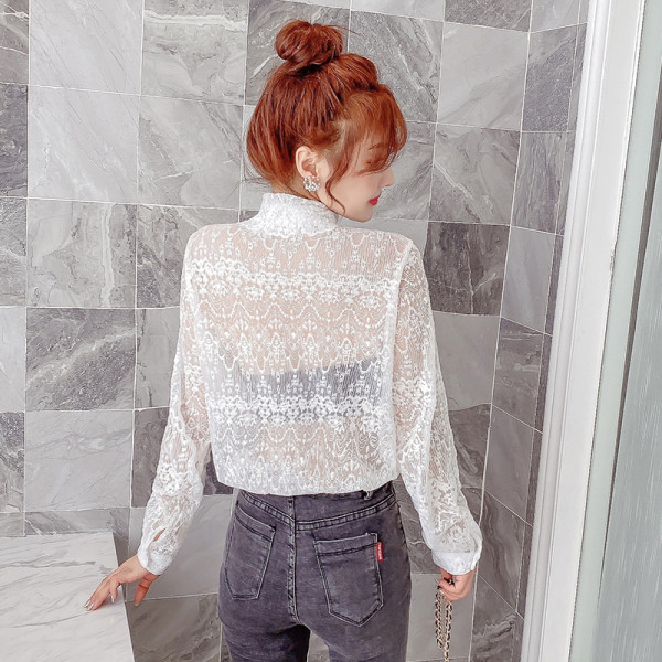 Női csipkeing fehér és fekete színben, klasszikus gallérral