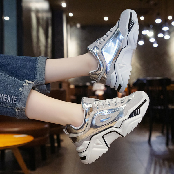 Sportos-alkalmi női tornacipő vastag talppal, rózsaszín, fehér és szürke színben