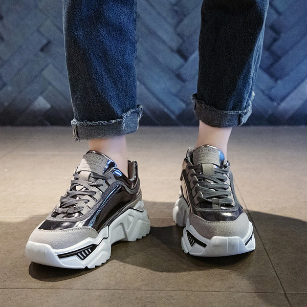 Sportos-alkalmi női tornacipő vastag talppal, rózsaszín, fehér és szürke színben