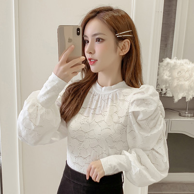 Γυναικεία δαντελένια μπλούζα σε λευκό και μαύρο  χρώμα με φαρδιά μανίκια