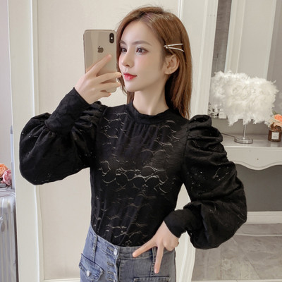 Γυναικεία δαντελένια μπλούζα σε λευκό και μαύρο  χρώμα με φαρδιά μανίκια