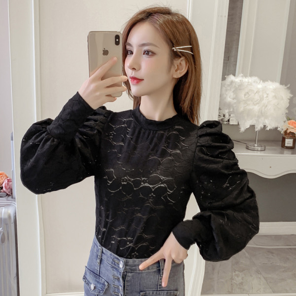 Γυναικεία δαντελένια μπλούζα σε λευκό και μαύρο  χρώμα με φαρδιά μανίκια