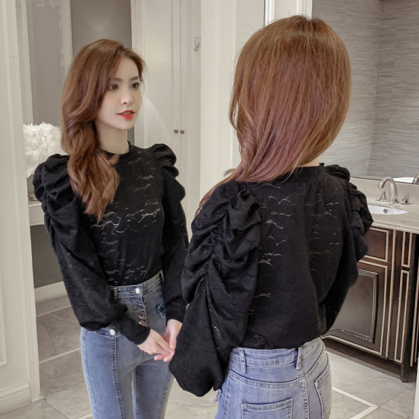 Γυναικεία δαντελένια μπλούζα σε λευκό και μαύρο  χρώμα με φαρδιά μανίκια