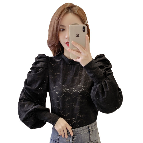 Γυναικεία δαντελένια μπλούζα σε λευκό και μαύρο  χρώμα με φαρδιά μανίκια