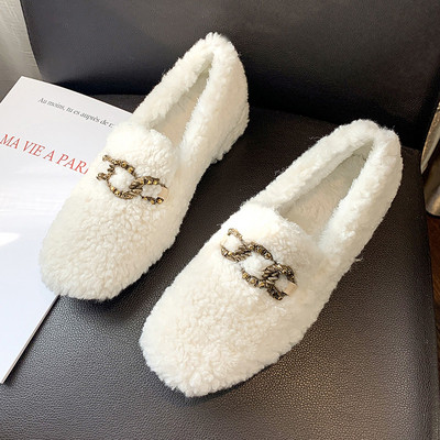 Γυναικείες χειμωνιάτικες παντόφλες με μεταλλικό στοιχείο σε μπεζ και λευκό χρώμα