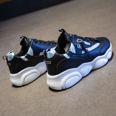 Μοντέρνα γυναικεία αθλητικά παπούτσια με φερμουάρ και κορδόνια σε λευκό, μαύρο και γκρι χρώμα