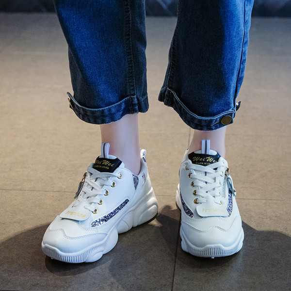 Μοντέρνα γυναικεία αθλητικά παπούτσια με φερμουάρ και κορδόνια σε λευκό, μαύρο και γκρι χρώμα