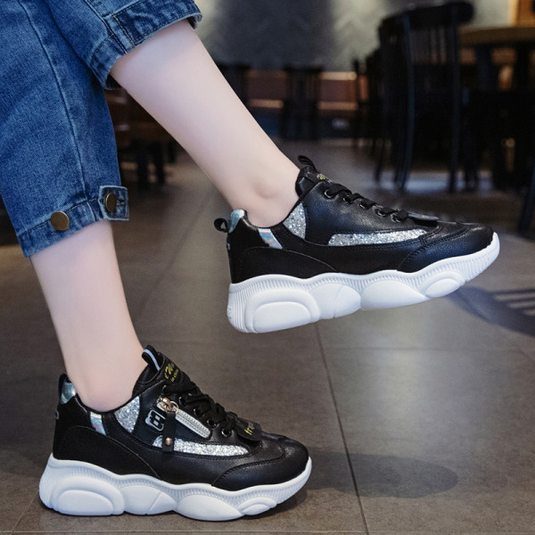 Μοντέρνα γυναικεία αθλητικά παπούτσια με φερμουάρ και κορδόνια σε λευκό, μαύρο και γκρι χρώμα