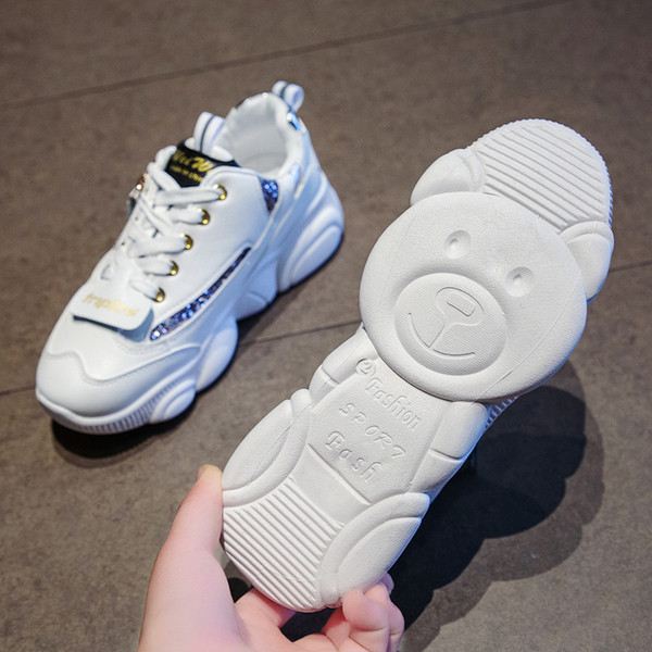 Μοντέρνα γυναικεία αθλητικά παπούτσια με φερμουάρ και κορδόνια σε λευκό, μαύρο και γκρι χρώμα