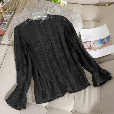 Μοντέρνα γυναικεία δαντελένια μπλούζαμε ωοειδές ντεκολτέ και μακρύ μανίκι σε μαύρο και άσπρο χρώμα