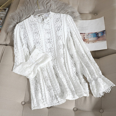 Μοντέρνα γυναικεία δαντελένια μπλούζαμε ωοειδές ντεκολτέ και μακρύ μανίκι σε μαύρο και άσπρο χρώμα