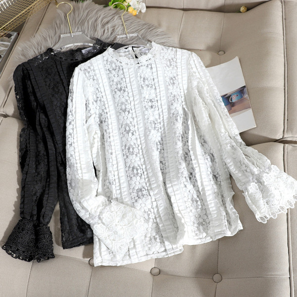 Μοντέρνα γυναικεία δαντελένια μπλούζαμε ωοειδές ντεκολτέ και μακρύ μανίκι σε μαύρο και άσπρο χρώμα