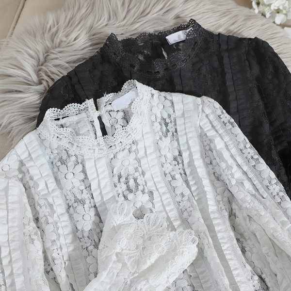 Μοντέρνα γυναικεία δαντελένια μπλούζαμε ωοειδές ντεκολτέ και μακρύ μανίκι σε μαύρο και άσπρο χρώμα