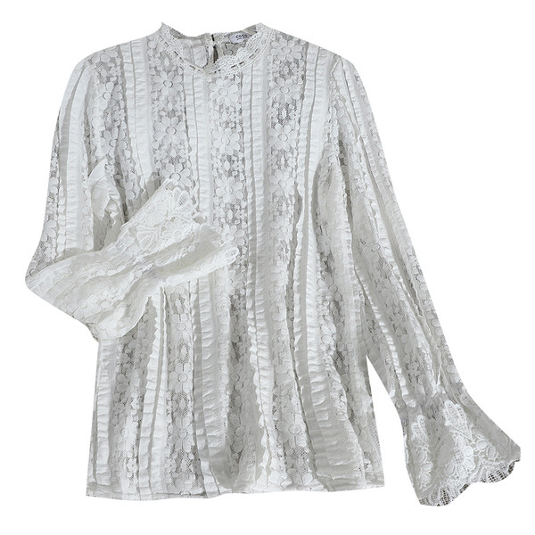 Μοντέρνα γυναικεία δαντελένια μπλούζαμε ωοειδές ντεκολτέ και μακρύ μανίκι σε μαύρο και άσπρο χρώμα