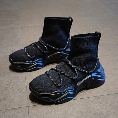 Modern női zoknis csizma fűzős fekete színben