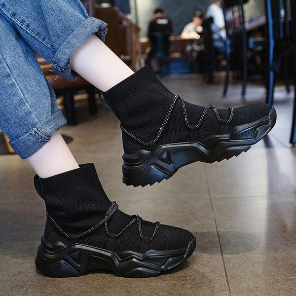 Modern női zoknis csizma fűzős fekete színben