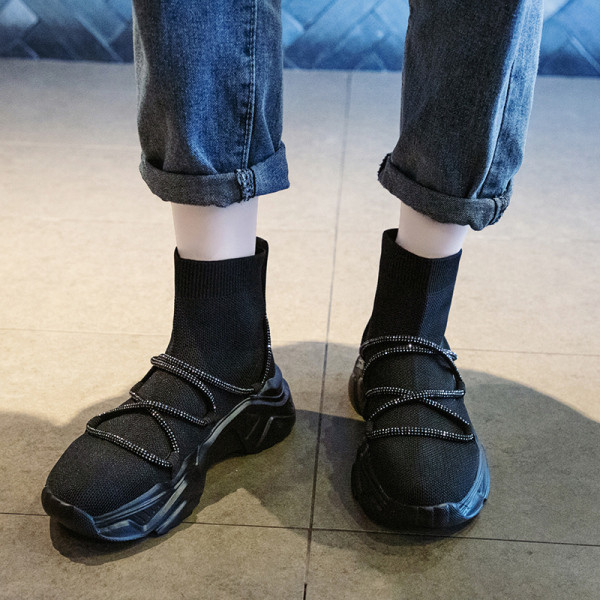 Modern női zoknis csizma fűzős fekete színben