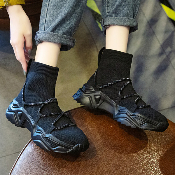 Modern női zoknis csizma fűzős fekete színben