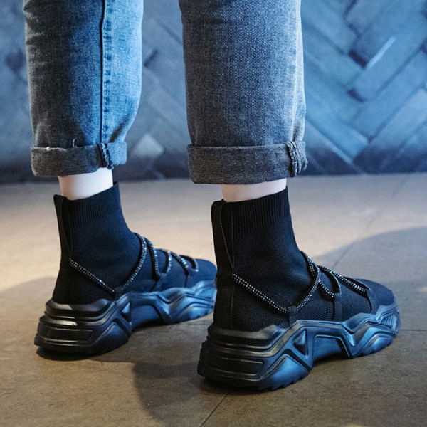 Modern női zoknis csizma fűzős fekete színben