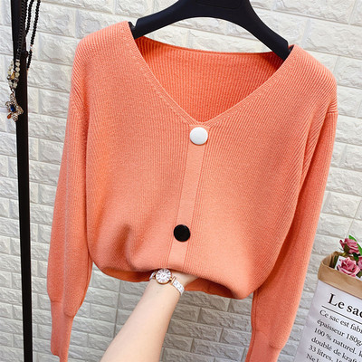 Női kötött pulóver spitz nyakkivágással és gombokkal