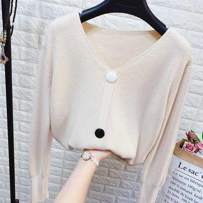 Női kötött pulóver spitz nyakkivágással és gombokkal