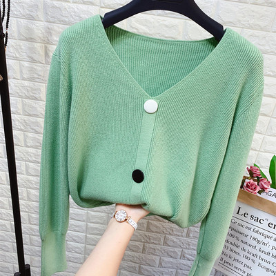 Női kötött pulóver spitz nyakkivágással és gombokkal