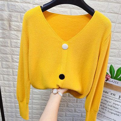 Női kötött pulóver spitz nyakkivágással és gombokkal