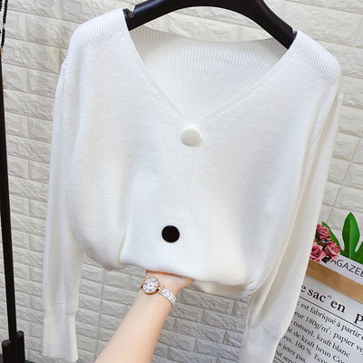 Női kötött pulóver spitz nyakkivágással és gombokkal