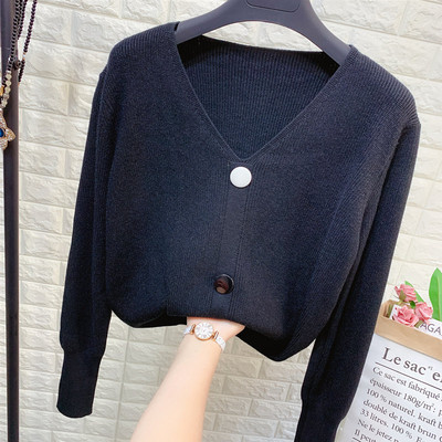 Női kötött pulóver spitz nyakkivágással és gombokkal