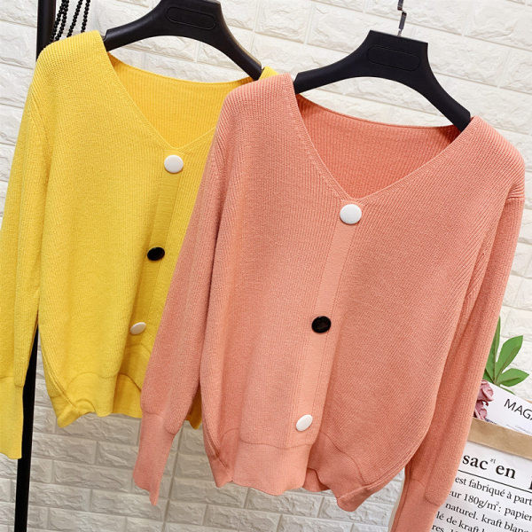 Női kötött pulóver spitz nyakkivágással és gombokkal