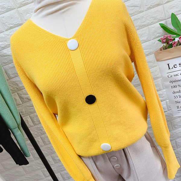 Női kötött pulóver spitz nyakkivágással és gombokkal