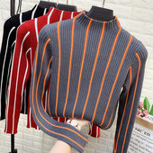 Női csíkos pulóver alacsony gallérral piros, szürke és fekete színben