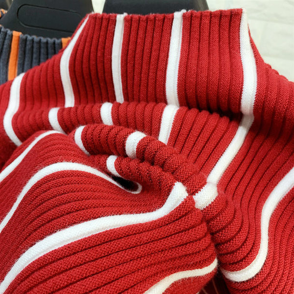 Női csíkos pulóver alacsony gallérral piros, szürke és fekete színben