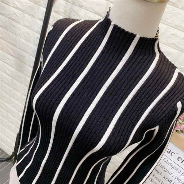 Női csíkos pulóver alacsony gallérral piros, szürke és fekete színben