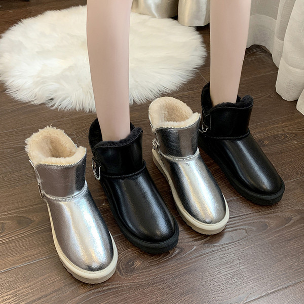 Γυναικείες χειμερινές μπότες με μαλακή σόλα σε μαύρο και ασημί χρώμα