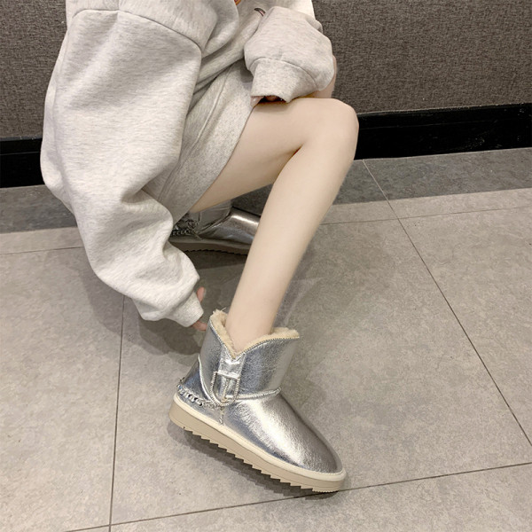 Γυναικείες χειμερινές μπότες με μαλακή σόλα σε μαύρο και ασημί χρώμα