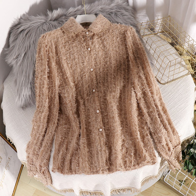 Ένα μοντέρνο γυναικείο πουκάμισο με κουμπιά και δαντέλα σε μαύρο, καφέ και λευκό χρώμα