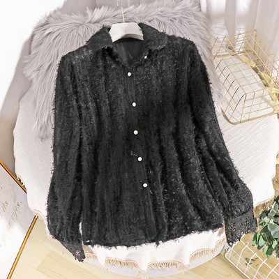 Ένα μοντέρνο γυναικείο πουκάμισο με κουμπιά και δαντέλα σε μαύρο, καφέ και λευκό χρώμα